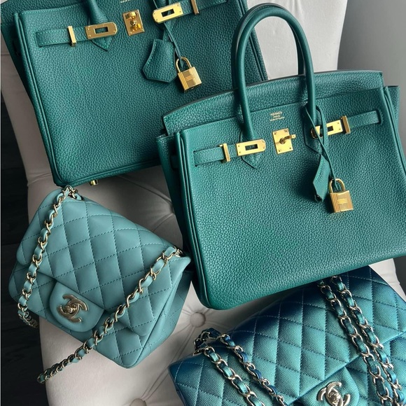 SOLD Classic Medium Flap 22P Iridescent Green Quilted Caviar light GHW! Unused! - Picture 3 of 15